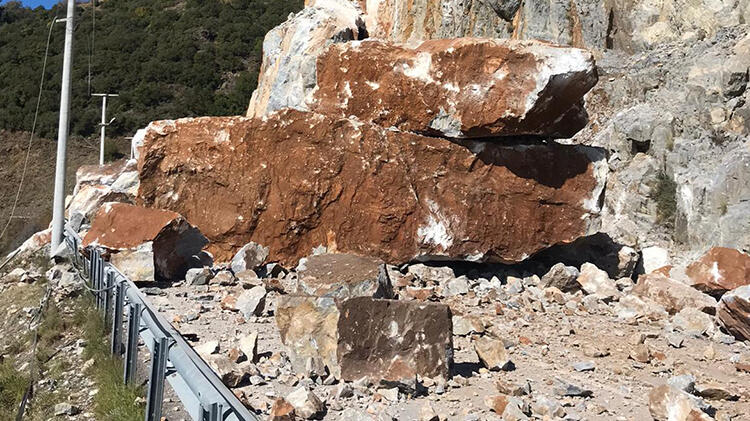 Antalya-Mersin yolu kayalar nedeniyle ulaşıma kapandı!